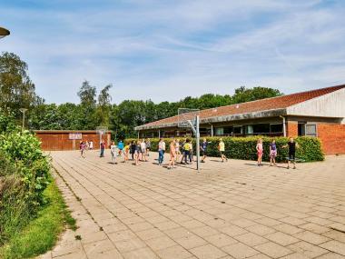 Børn leger i skolegården afdeling Nordvest